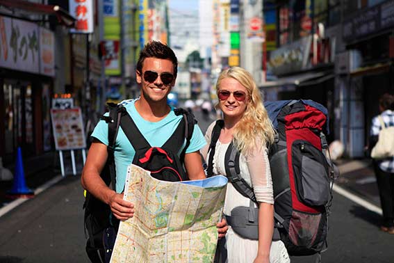 Туристи с раници и карта