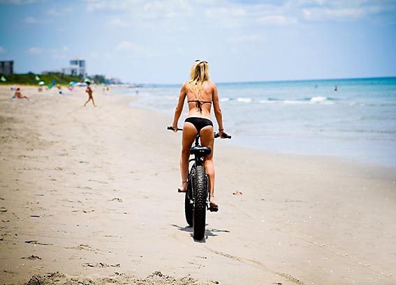 Каране на велосипед по пясък