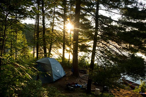 Спане на палатка сред природата