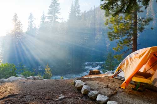 Туристическа палатка по време на изгрев